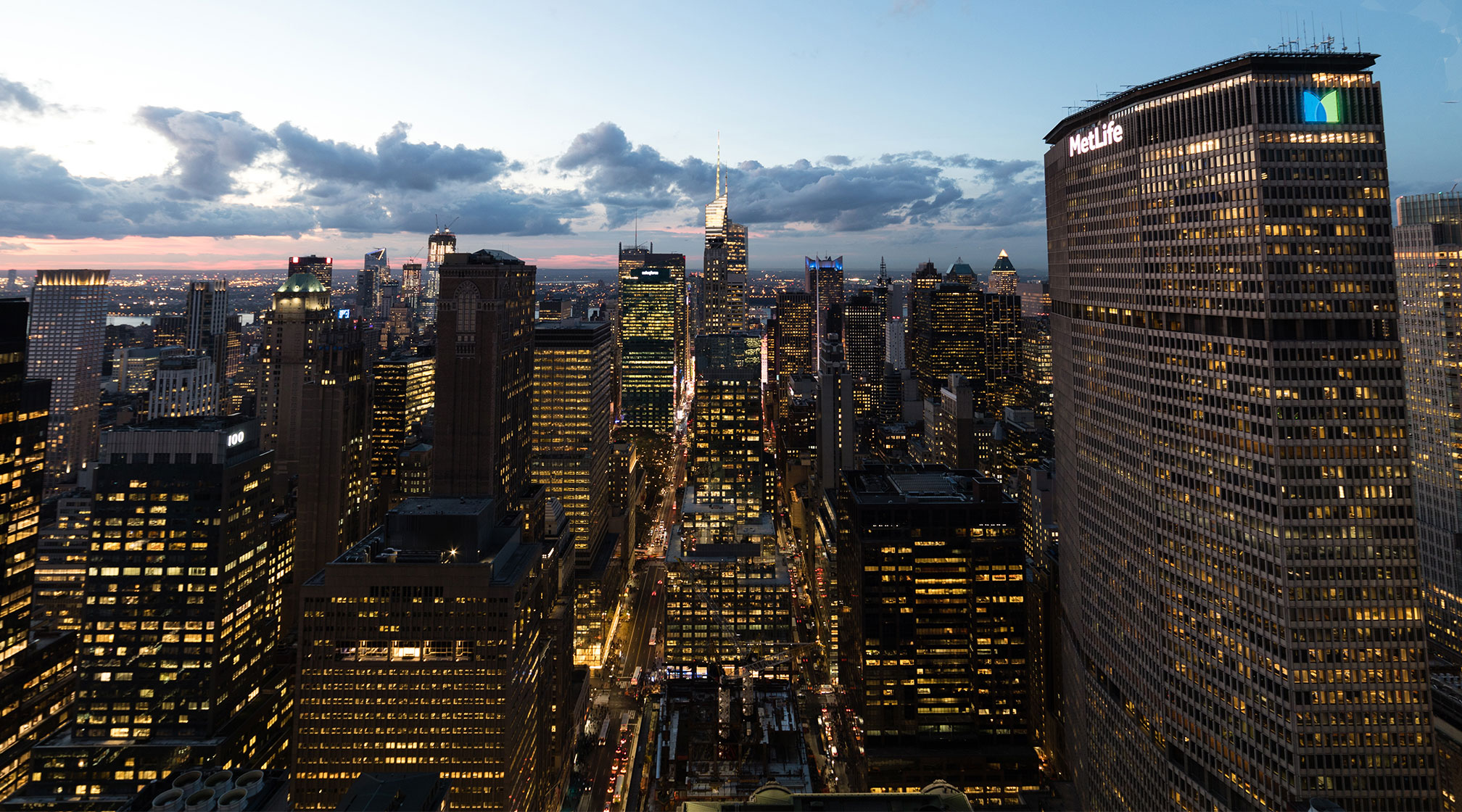 New York-i látkép a MetLife épületével az esti órákban